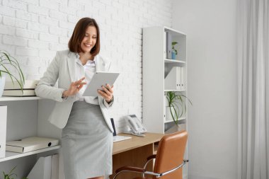 Tablet bilgisayar Office ile çalışan genç iş kadını