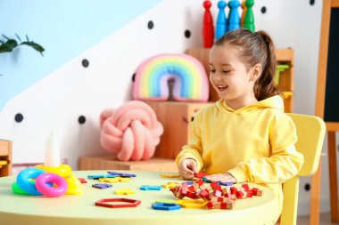 Evde yapboz yapan sevimli küçük kız.