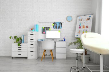 Doktorun çalışma yeri ve kanepesi olan bir muayenehane.