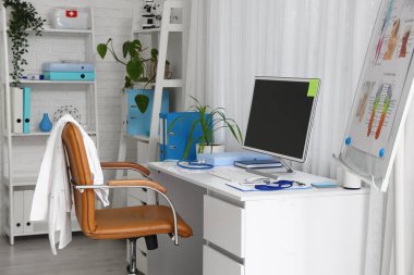 Tıp bürosunda bilgisayarlı bir doktorun çalışma yeri.