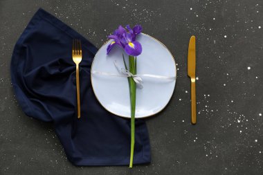 Siyah arka planda iris çiçeği olan güzel masa ayarları