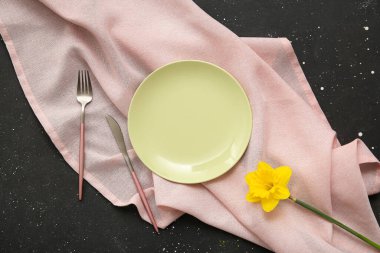 Siyah arkaplanda nergis çiçeği olan güzel masa ayarları