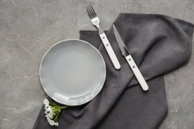 Gri arkaplanda güzel çiçekler olan şık masa ayarı