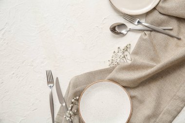 Beyaz arka planda çigila çiçekleri olan güzel bir masa.