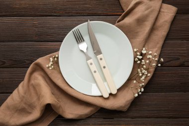 Ahşap arka planda çingene çiçekleri olan güzel bir masa.