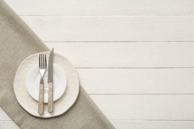 Beyaz ahşap arka planda güzel masa ayarları