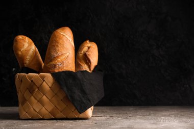 Gri masadaki taze baget sepeti.