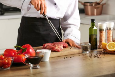 Erkek aşçı mutfakta et pişiriyor, yakın plan.