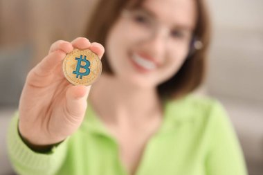 Evde Bitcoin 'i olan genç bir kadın, yakın plan.