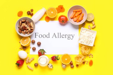 Metin FOOD ALLERGY ve sarı zemin üzerinde farklı ürünler içeren kağıt