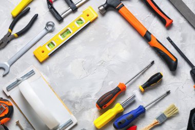 Beyaz grunge arkaplan üzerinde farklı inşaat araçlarından yapılmış çerçeve