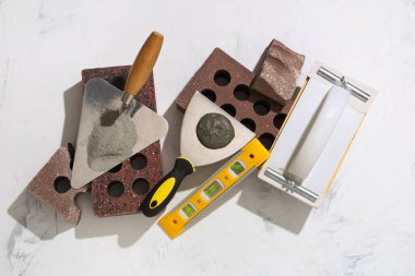 Beyaz grunge arka plan beton ile tuğla, sıva yüzer ve mala