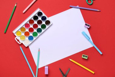 Kırmızı zemin boyalı okul kırtasiyesi seti