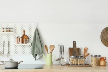 Mutfak duvarında çatal bıçak olan tezgah ve tahta.