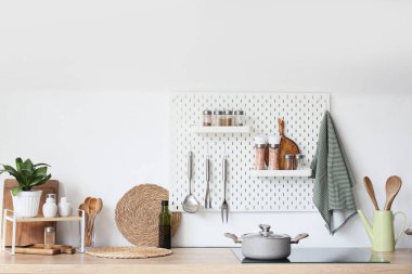 Işık duvarında mutfak aletleri olan tezgah ve tahta.