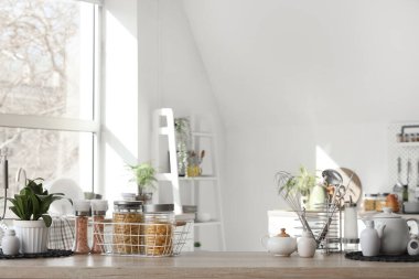 Mutfak tezgahında makarna kavanozları olan farklı çatal bıçaklar.