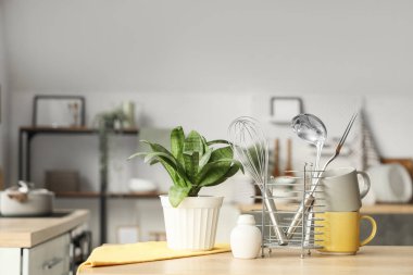 Modern mutfaktaki masadaki farklı mutfak aletleri.