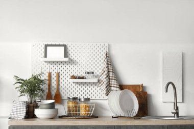 Mutfak duvarında çatal bıçak olan tezgah ve tahta.