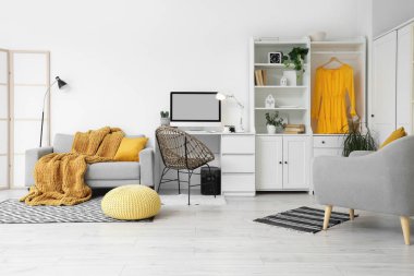 İş yeri, kanepe ve dolabı olan bir ofis.