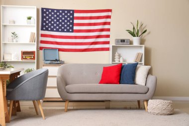 ABD bayrağı, kanepesi ve raf üniteleriyle oturma odasının içinde.