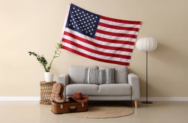 Amerikan bayrağı, kanepesi ve kovboy şapkasıyla oturma odasının içinde.