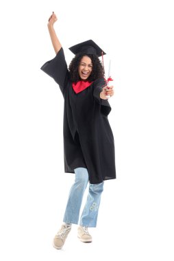 Beyaz arka planda diploması olan mutlu Afro-Amerikan bayan mezun.