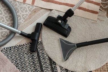 Farklı halılarda modern elektrikli süpürgeler.