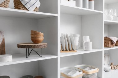 Beyaz raflarda farklı mutfak malzemeleri.