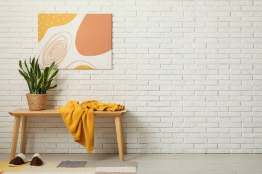 Modern salonun içinde ekoseli ve çiçekli bank.