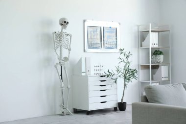 İnsan iskeleti modeli ve röntgen görüntüleriyle donatılmış hafif bir hastane.