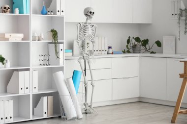 İnsan iskeleti modelli hafif bir hastane.