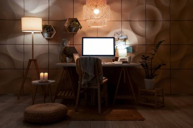 Çalışma yeri, raflar ve parlayan lambalar olan karanlık ofisin içinde.