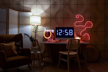 Blog yazarının iş yeri, koltuğu ve parlayan lambaları olan karanlık stüdyonun içi