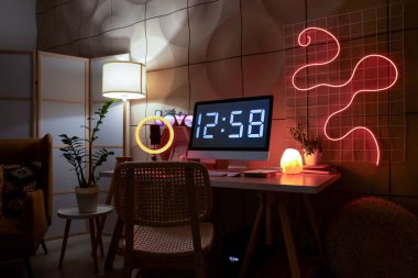 Karanlık stüdyonun içinde blogcu işyeri ve parlayan lambalar var.