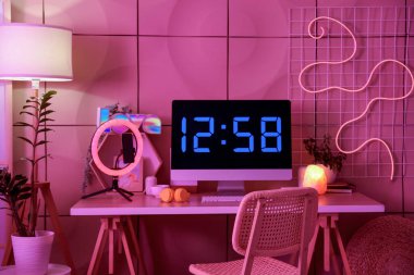 Karanlık stüdyonun içinde blogcu işyeri ve parlayan lambalar var.