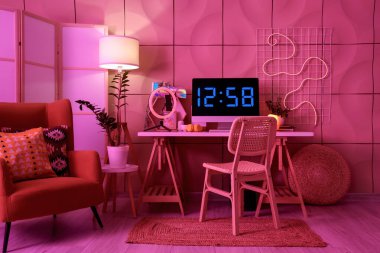 Blog yazarının iş yeri, koltuğu ve parlayan lambaları olan karanlık stüdyonun içi