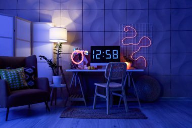 Blog yazarının iş yeri, koltuğu ve parlayan lambaları olan karanlık stüdyonun içi