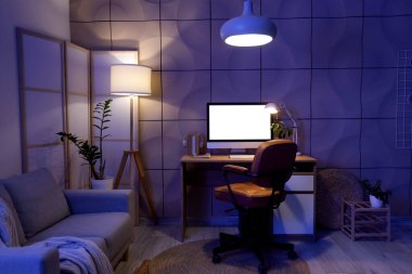 Çalışma odası, kanepe ve lambaları olan karanlık bir ofis.