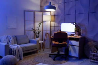 Çalışma odası, kanepe ve lambaları olan karanlık bir ofis.