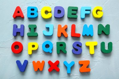 Mavi arkaplanda İngilizce alfabe