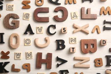 Beyaz arkaplanda birçok İngilizce harf