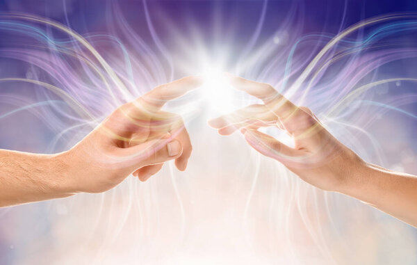 Мужчина и женщина касаются пальцев на белом фоне
