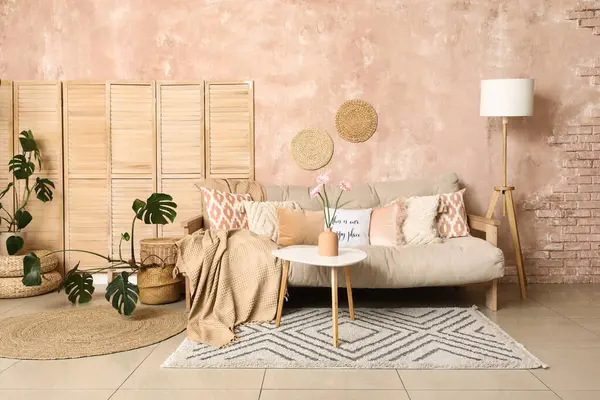 Beyaz kanepesi, kahve masası ve standart lambası olan şık bir oturma odası.