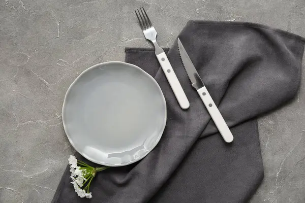 Gri arkaplanda güzel çiçekler olan şık masa ayarı