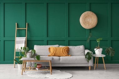 Oturma odasındaki kanepe, masa ve bitkiler.