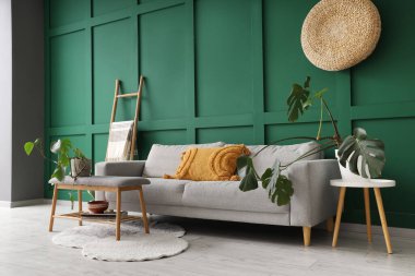 Oturma odasındaki kanepe, masa ve bitkiler.