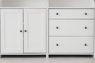 Odada çekmeceleri olan boş bir dolap.