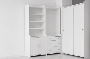 Odada çekmeceleri olan boş bir dolap.