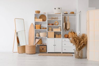 Dolabı, sepetleri ve aynası olan ışık odasının içinde.