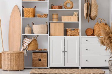 Dolap ve sepetli aydınlatma odasının içi.